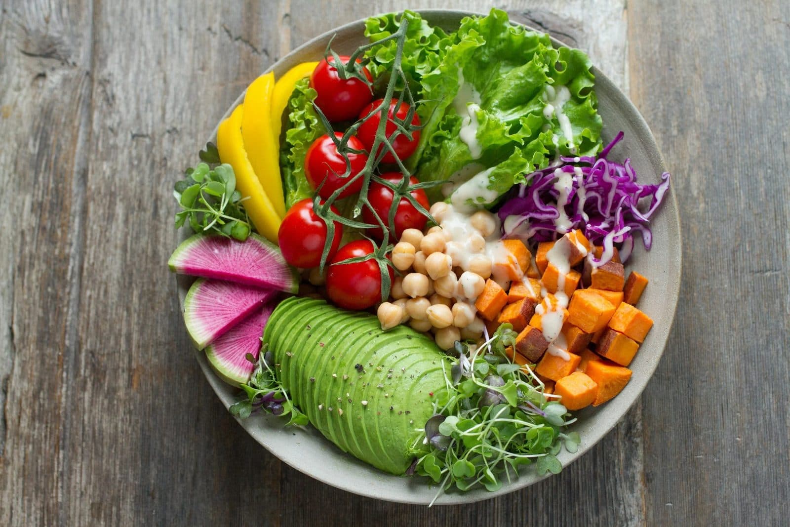 Bunte Bowl mit Gemüse und Avocado